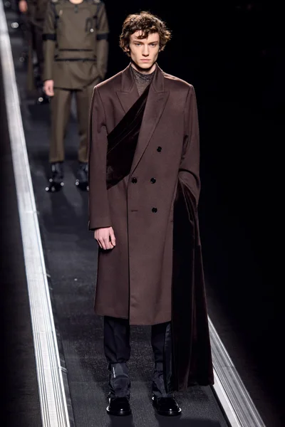 Look 10